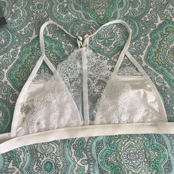 Beach Bunny Lace bralette bikini top. Large. - Picture 6 of 8